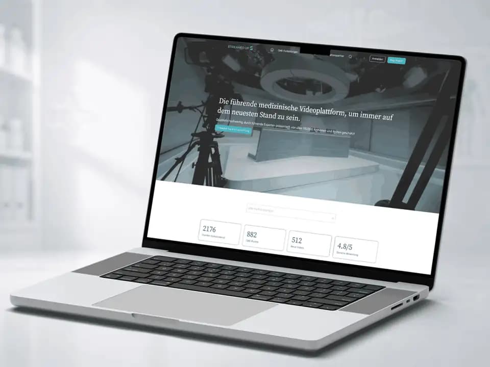 STREAMED UP Plattform-Ansicht auf einem Laptop mit zertifizierten Online-Fortbildungen und CME-Punkten für Ärzt:innen